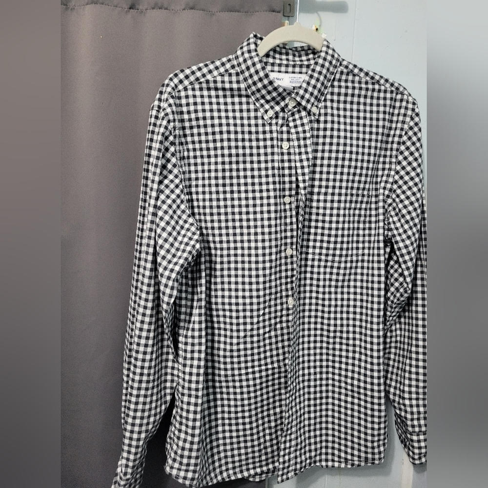 Old Navy black and white flannel type long sleeve button up. Size M